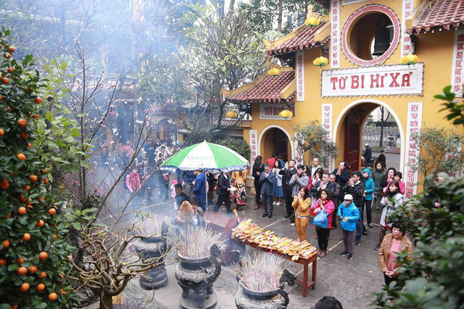 Hà Nội: Người dân đổ xô đến các chùa cầu an, mua muối lấy may mắn đầu năm Hà Nội: Người dân đổ xô đến các chùa cầu an, mua muối lấy may mắn đầu năm